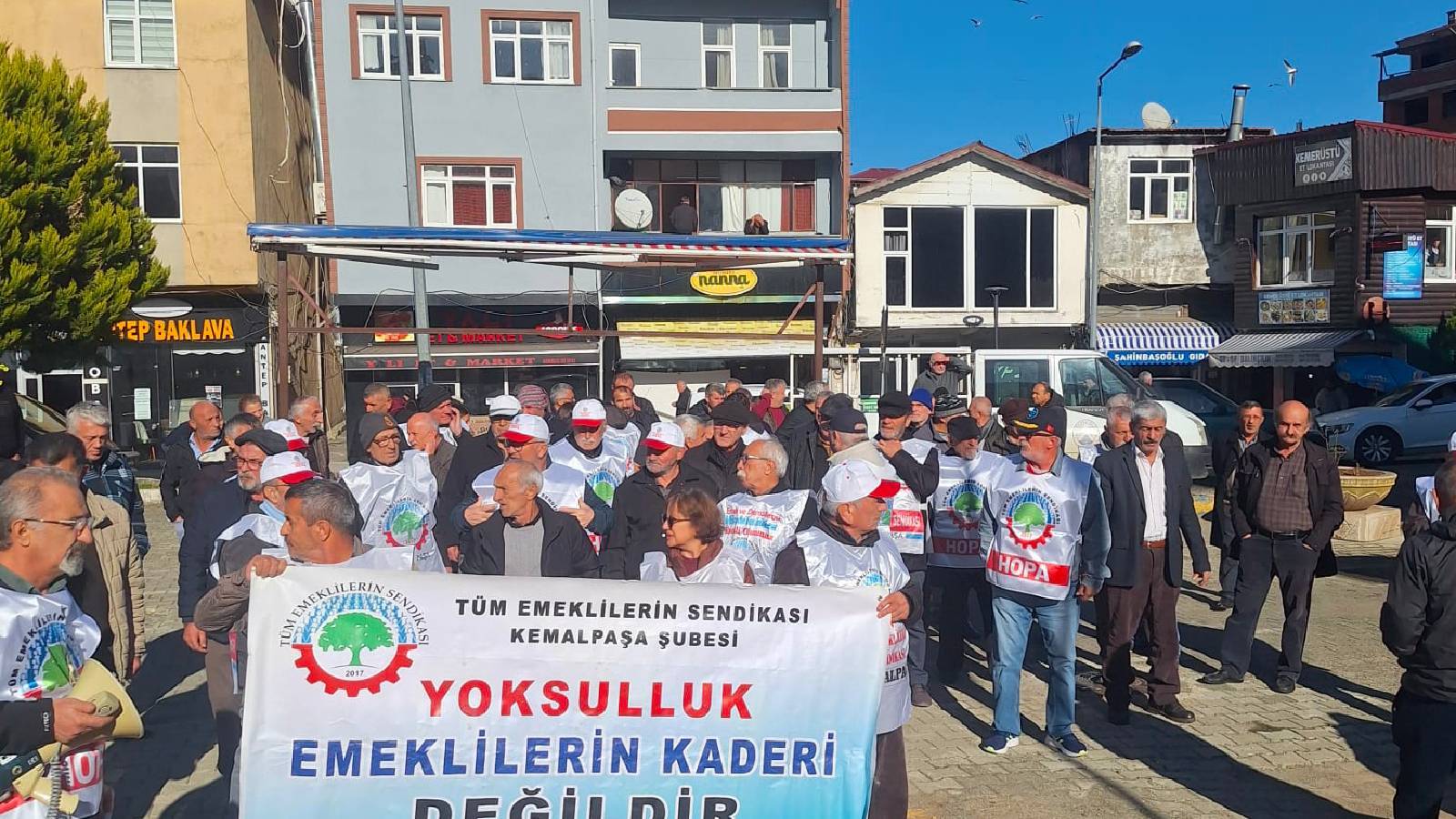 Emeklilerden ‘kaybedecek bir şeyimiz yok’ tepkisi : Ya insanca yaşayacağız, ya da meydanları ısıtacağız